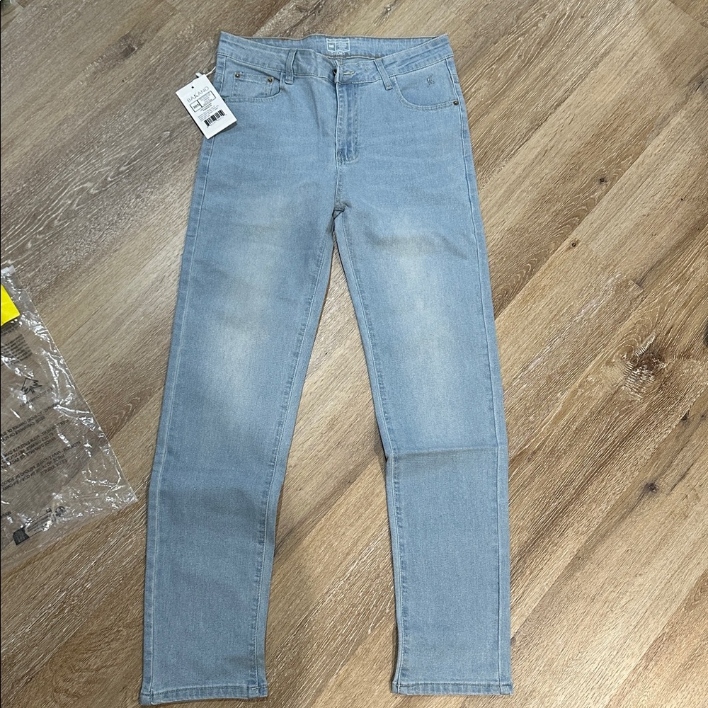 Men’s skinny slim fit stretch denim mid rise jeans. Flex waist.